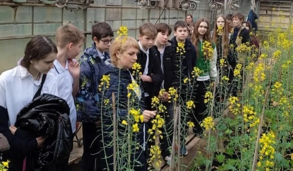 Школьники и&nbsp;педагоги из&nbsp;Мытищ и&nbsp;Лобни посетили селекционный комплекс