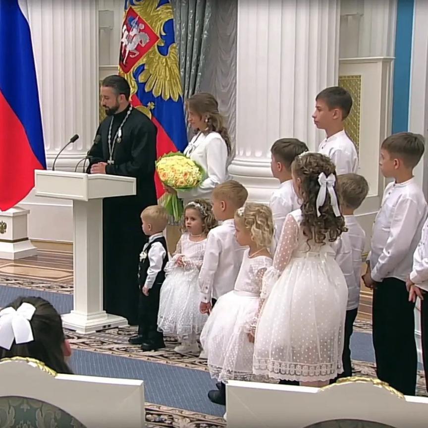 Многодетную семью из&nbsp;Волгодонска наградили орденом &laquo;Родительская слава&raquo;