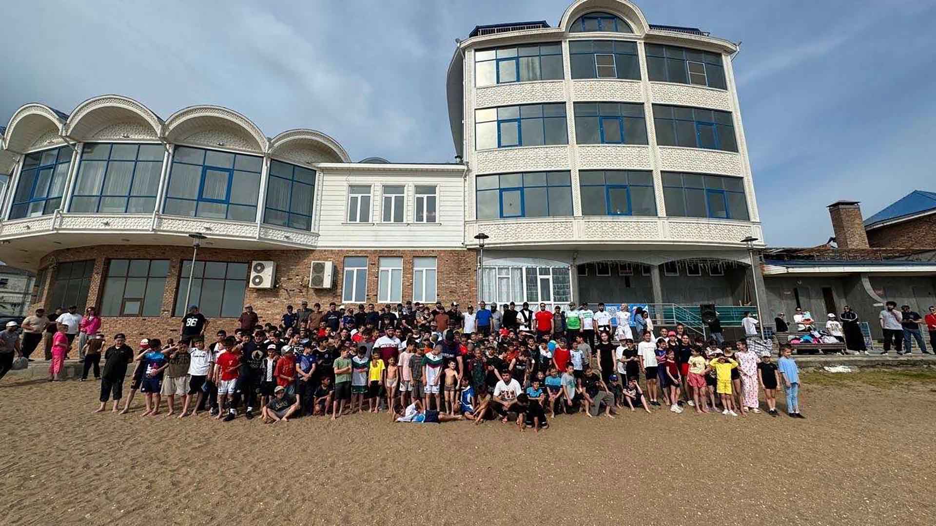 Около 500&nbsp;человек посетили &laquo;Зарядку с&nbsp;чемпионом&raquo; на&nbsp;пляже Махачкалы