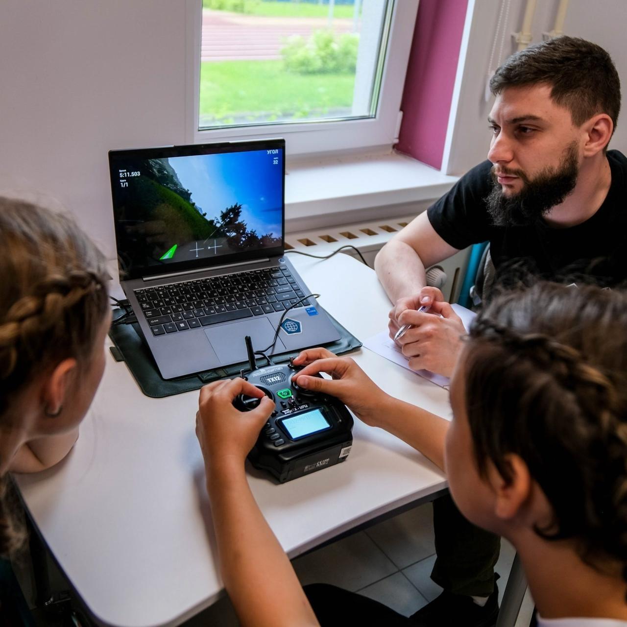 Молодежь из&nbsp;Ленобласти научат управлять дронами