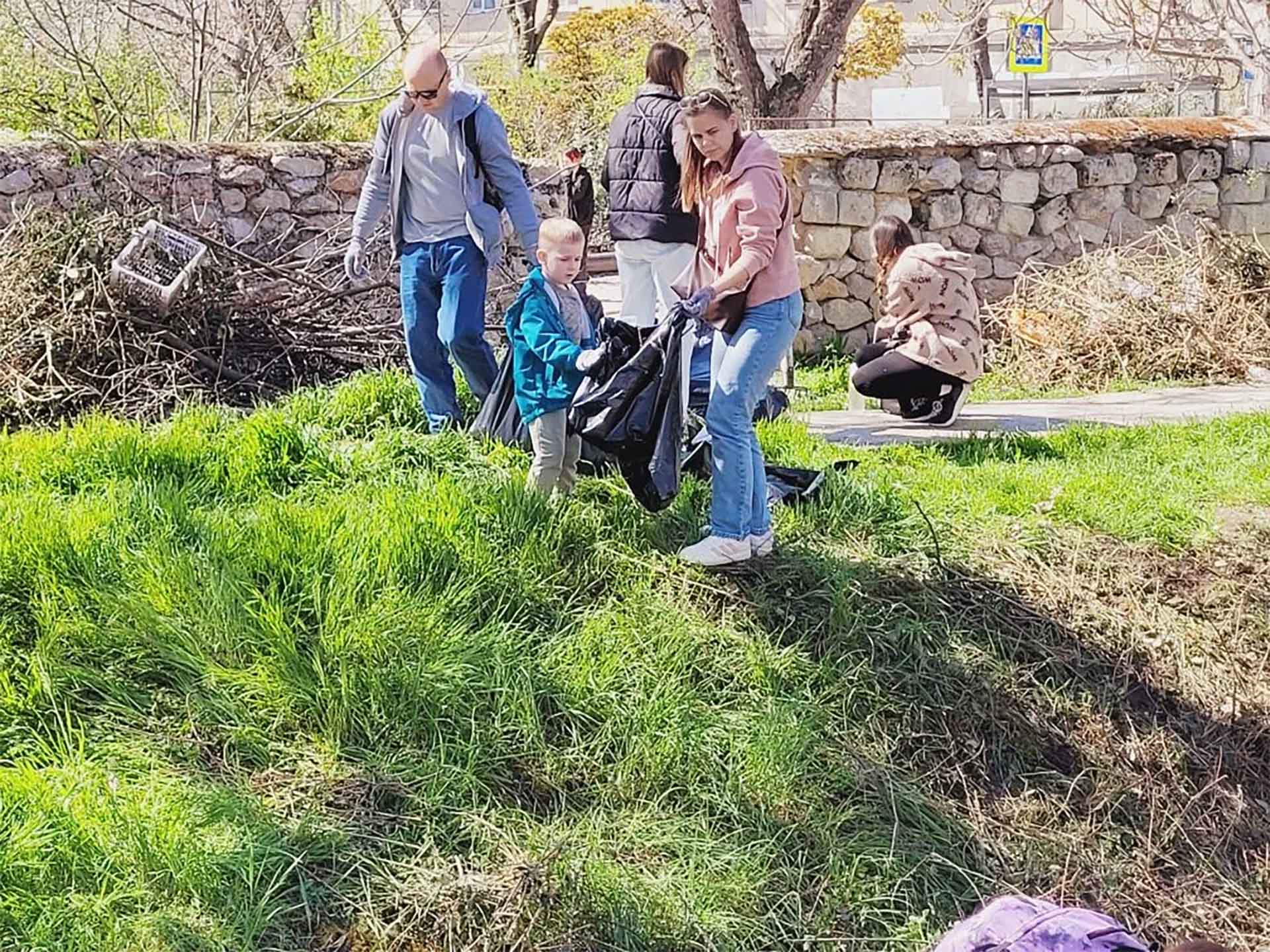 В&nbsp;Севастополе очистили берега реки Балаклавки