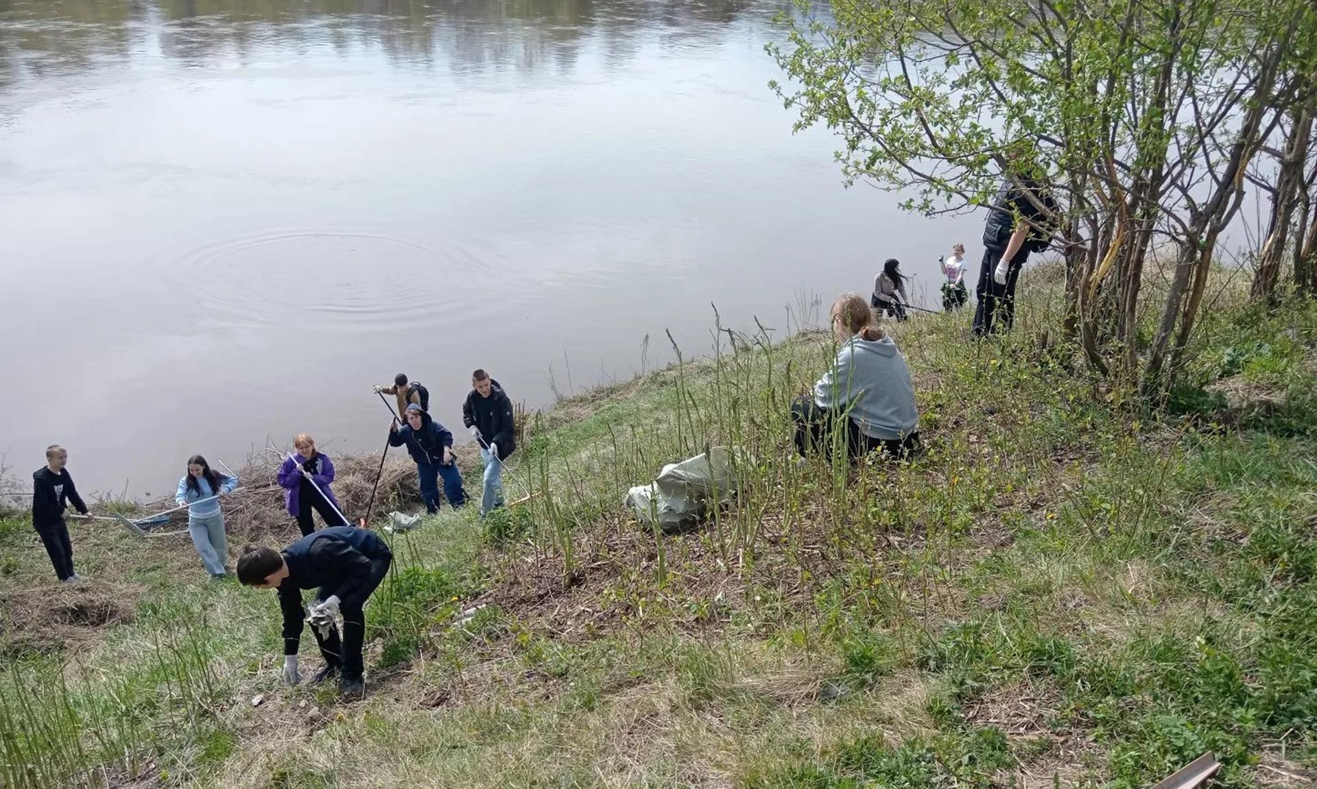 Жители города Верхотурье в&nbsp;Свердловской области очистили берег реки Туры