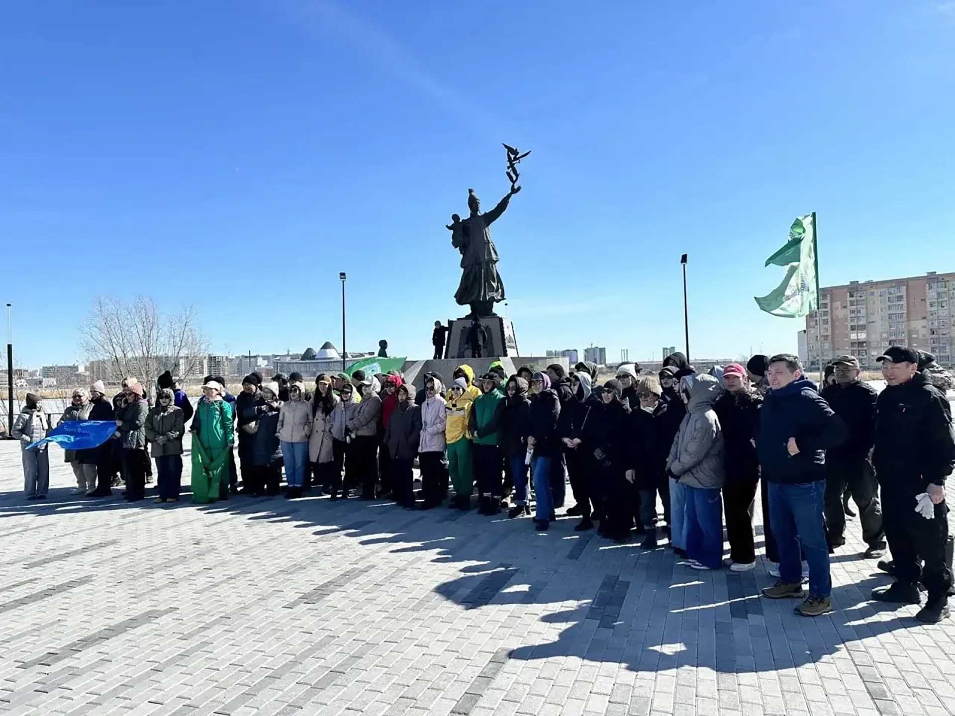 На&nbsp;озере Сайсары в&nbsp;Якутске провели масштабный субботник