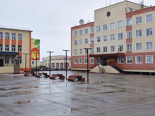В&nbsp;Певеке на&nbsp;Чукотке завершают благоустройство площади перед школой искусств