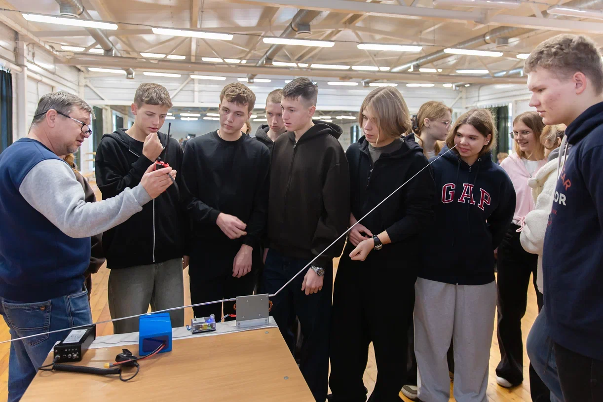 Школьники собрали Wi-Fi-антенну на профильной смене в Петербурге