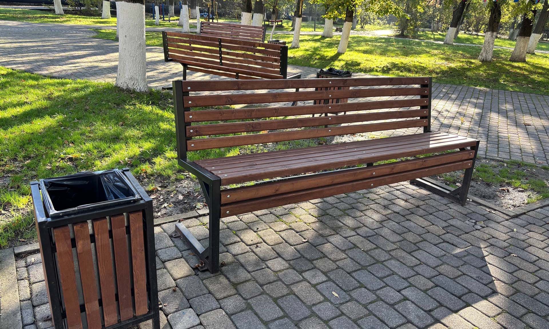 В новороссийском сквере Карла Маркса установили лавочки