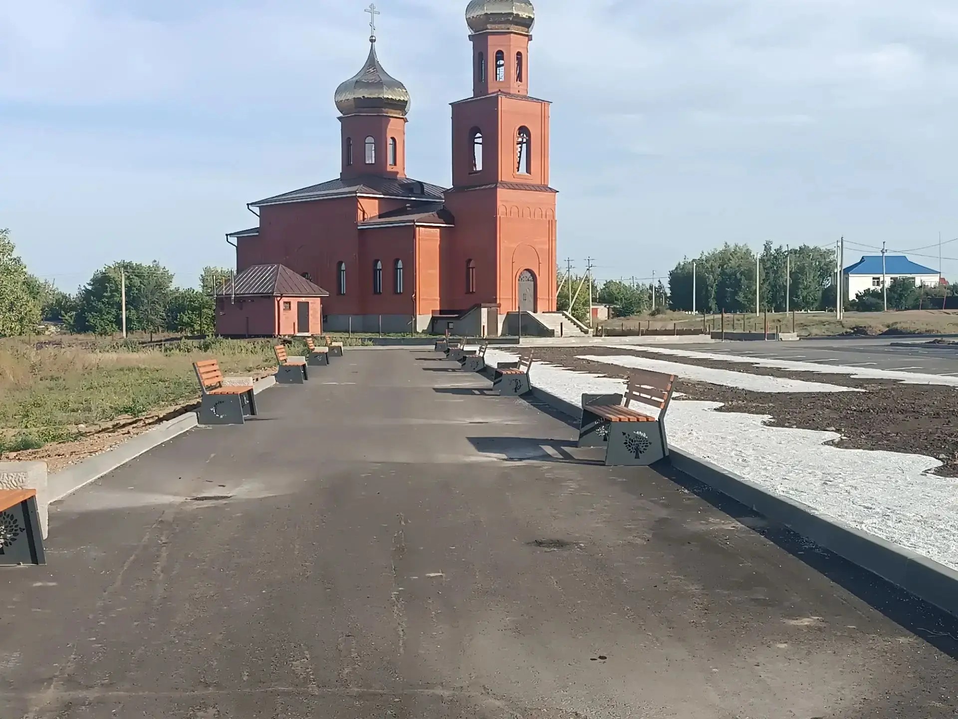 В Калининске Саратовской области благоустроили территорию у храма