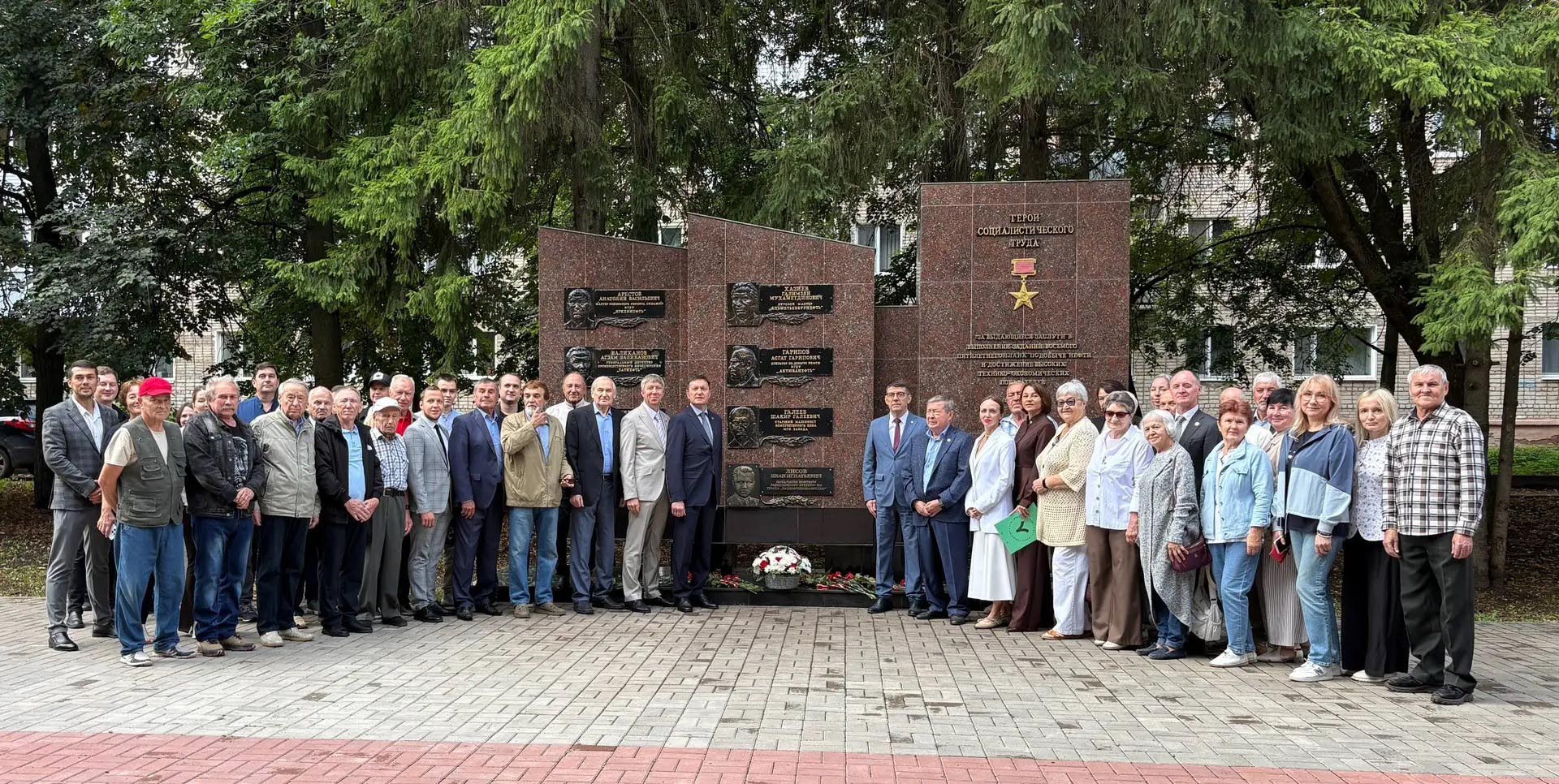 В&nbsp;Лениногорске Татарстана открыли барельеф в&nbsp;честь буровика Ивана Лисова