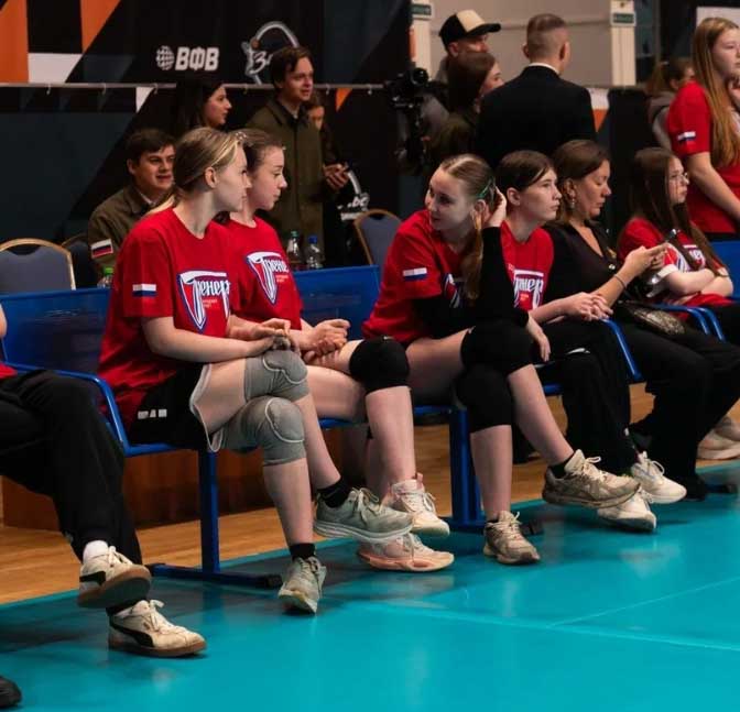 Легенды спорта сыграли в&nbsp;волейбол с&nbsp;подростками Подмосковья