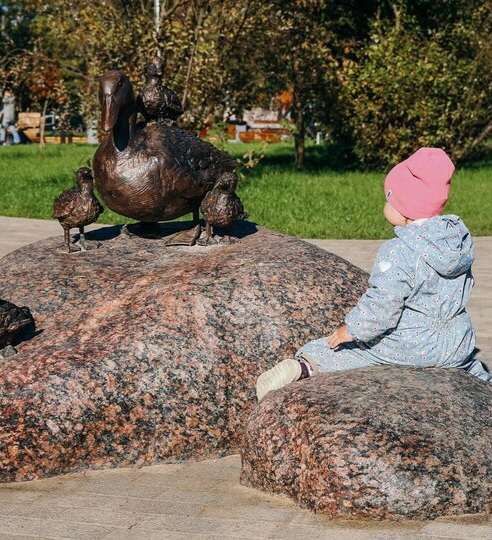 В петербургском сквере установили скульптуру утиной семьи