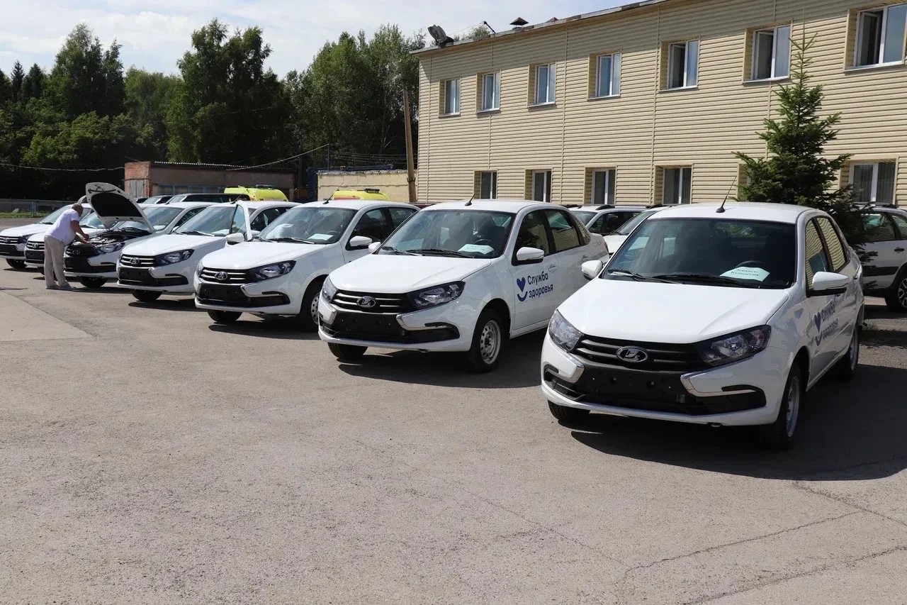 Пяти кузбасским медучреждениям передали новые автомобили