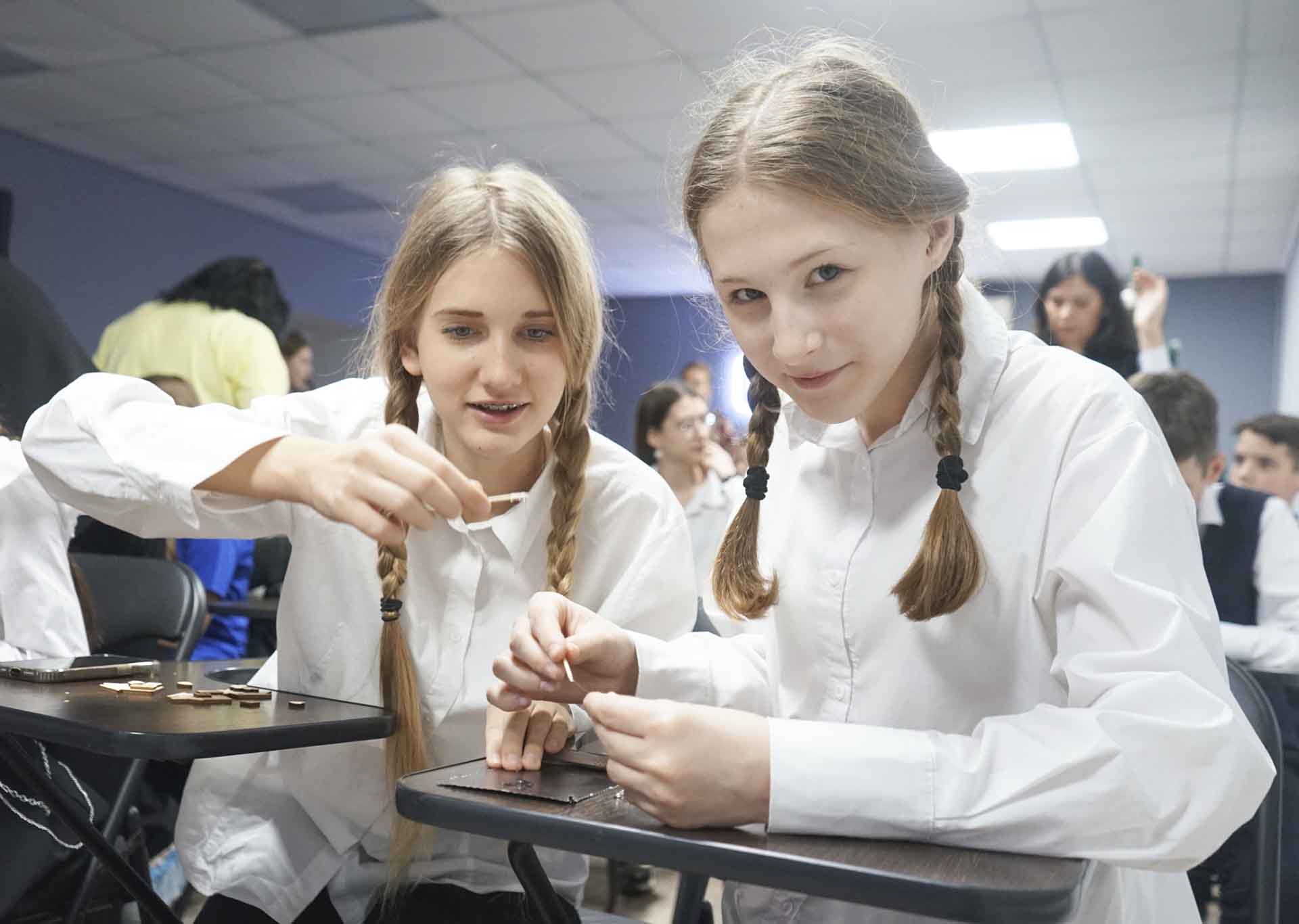 В&nbsp;Саратовской области школьники сделали деревянные амулеты для&nbsp;водителей