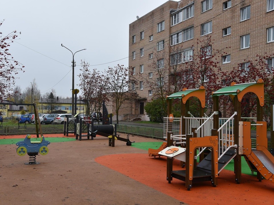 В подмосковном поселке Лотошино оборудовали 2 детские площадки