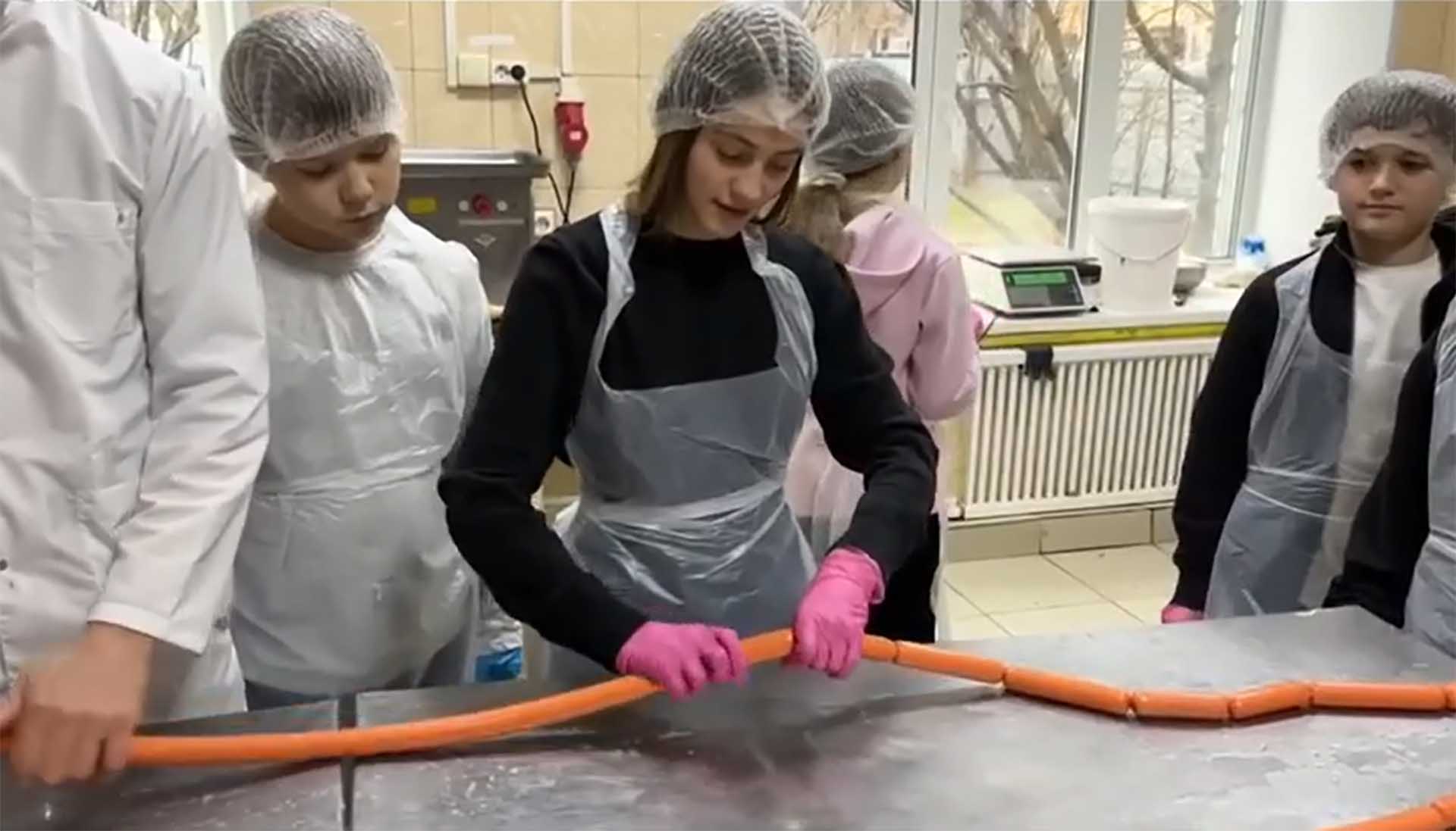 Школьники Свердловской области осмотрели производство мороженого и&nbsp;сосисок