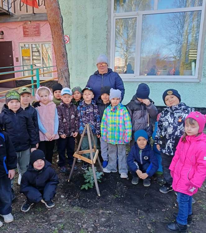 Выпускники детсада в&nbsp;Кувандыке Оренбургской области высадили голубые ели