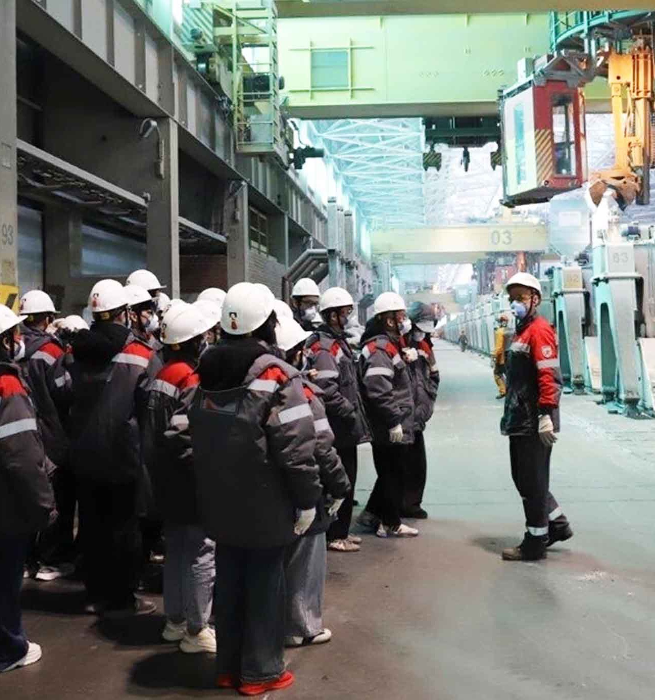 Старшеклассники Национальной гимназии Хакасии посетили завод с&nbsp;экскурсией