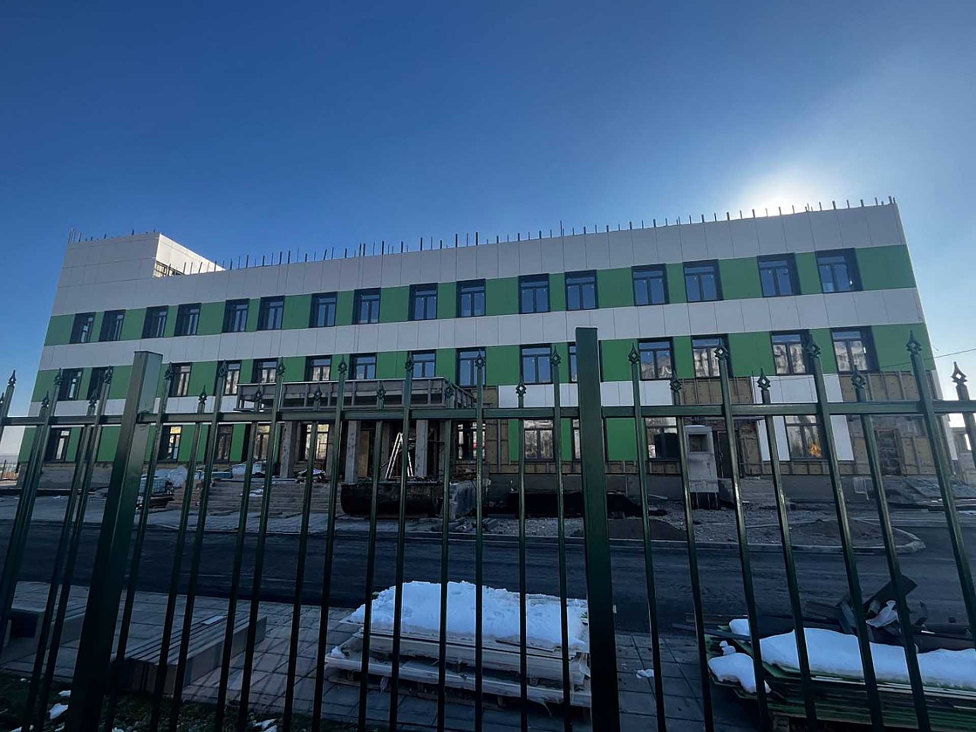Новая поликлиника в кузбасском городе Белово готова почти на 70%