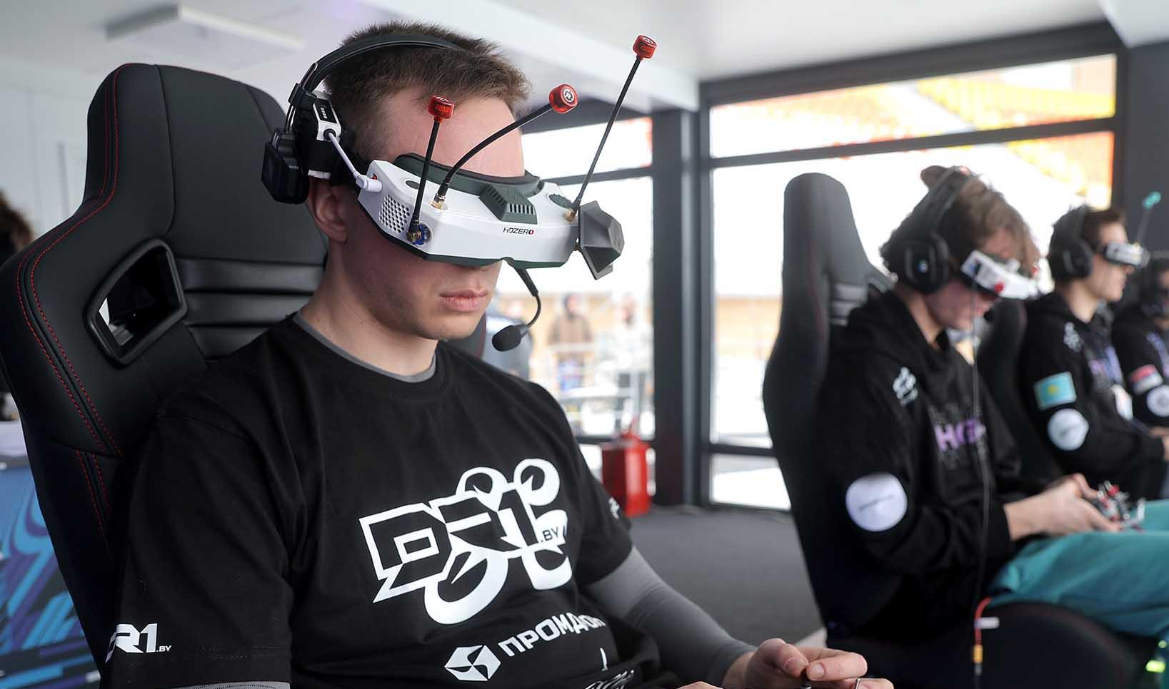 Быстрее, выше, точнее: как&nbsp;принять участие в&nbsp;чемпионате по&nbsp;гонкам дронов