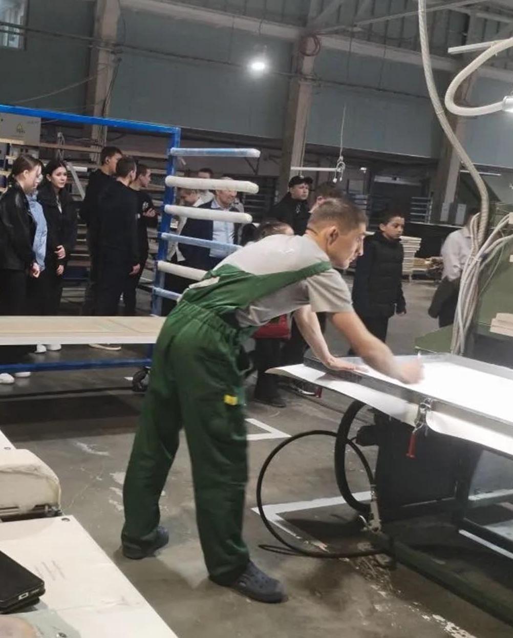 Школьники из&nbsp;чувашской деревни Новые Атаи узнали о&nbsp;работе фабрики дверей