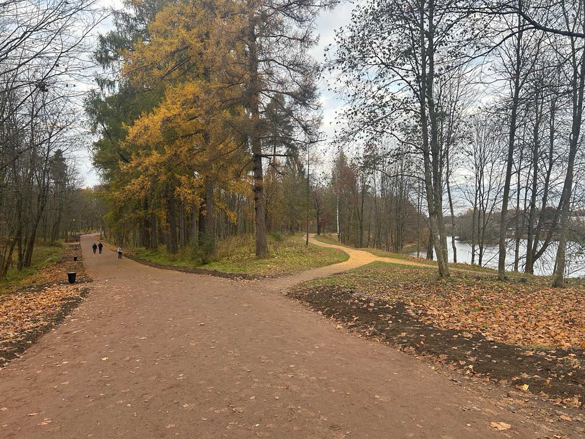 В Приоратском парке Гатчины завершился второй этап ремонта дорожек