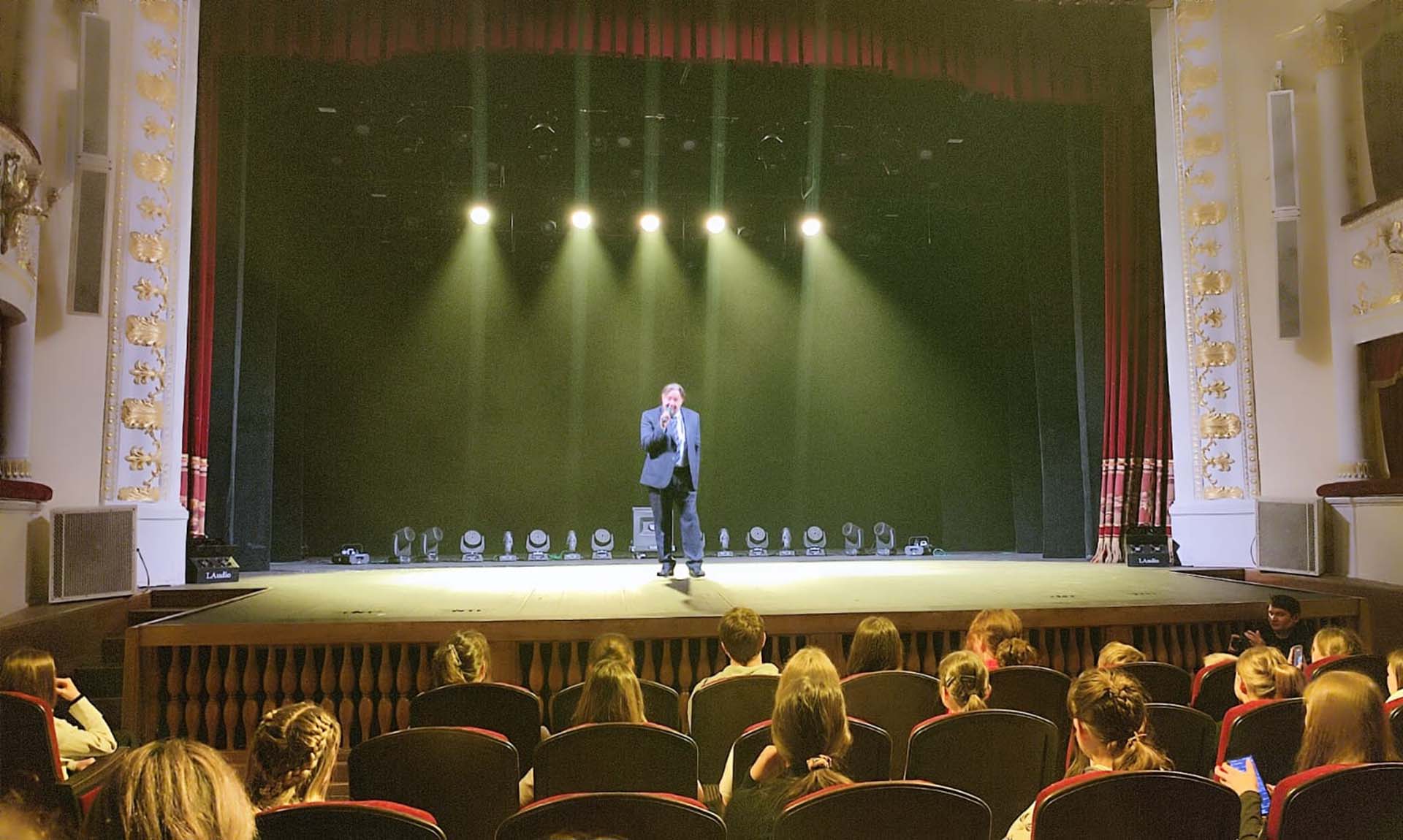 Школьники Кузбасса заглянули за&nbsp;кулисы Прокопьевского драмтеатра