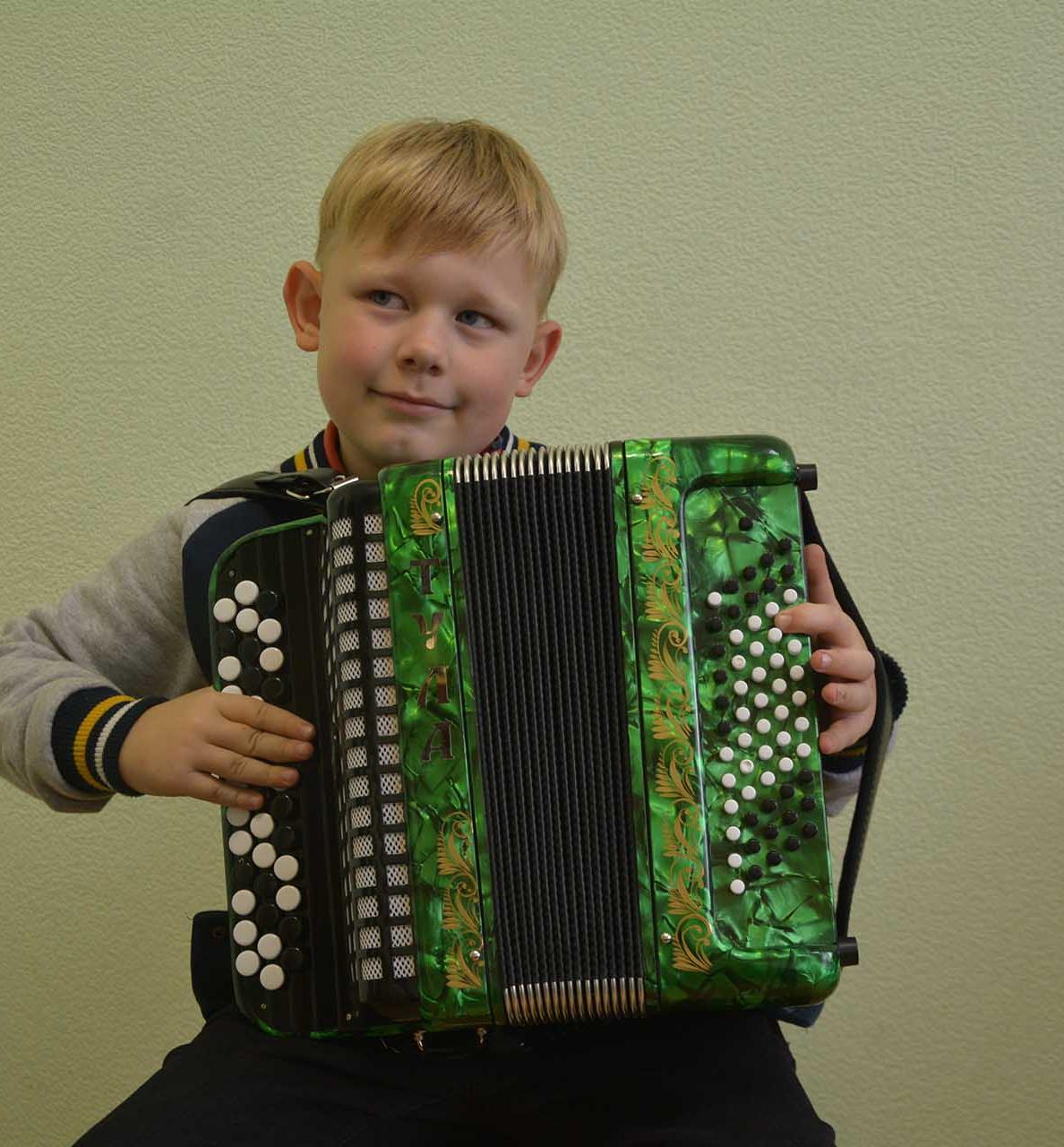 Две сельские школы искусств Белгородской области получили новые инструменты