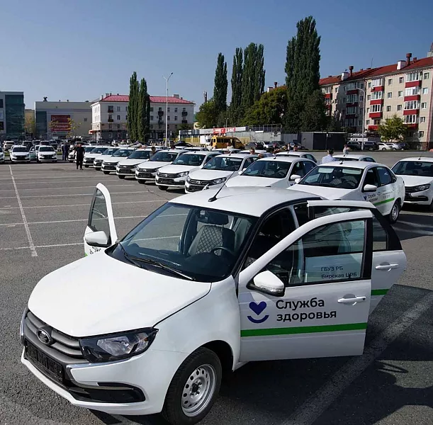 Уфимским медучреждениям передали новые автомобили