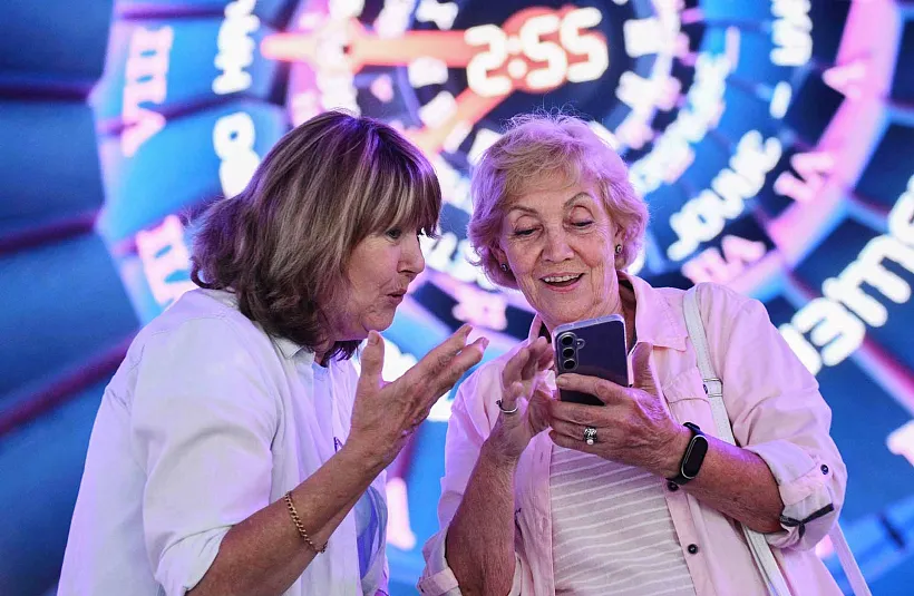 Сотрудники соццентров Калмыкии учат подопечных пользоваться МАХ