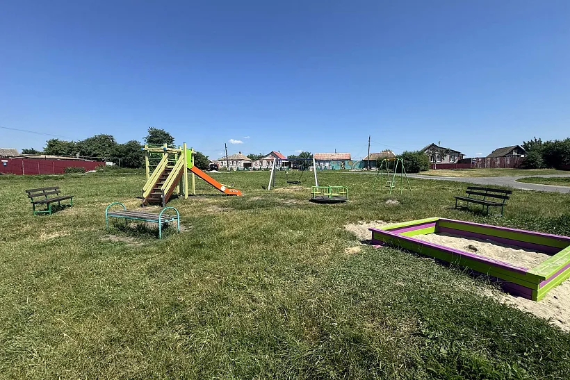 В&nbsp;деревне Екатериновке Курской области открыли новую детскую площадку