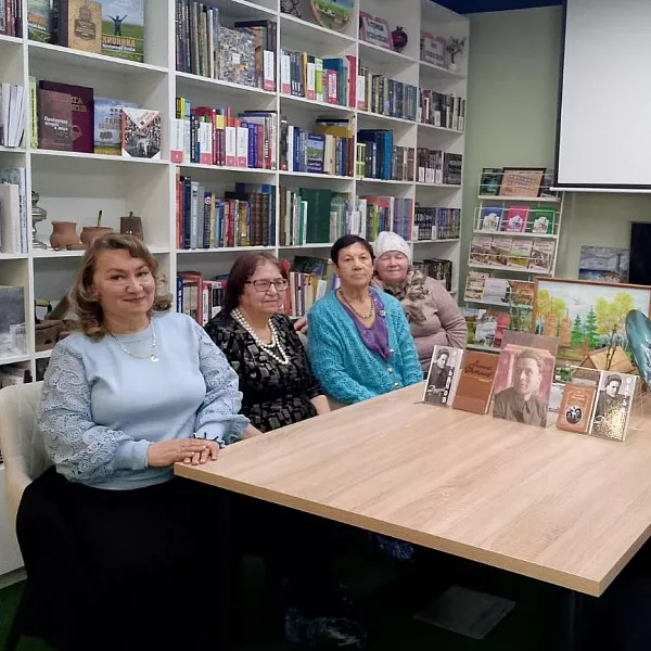 Пожилые жители Илекского района Оренбуржья посетили обновленную библиотеку