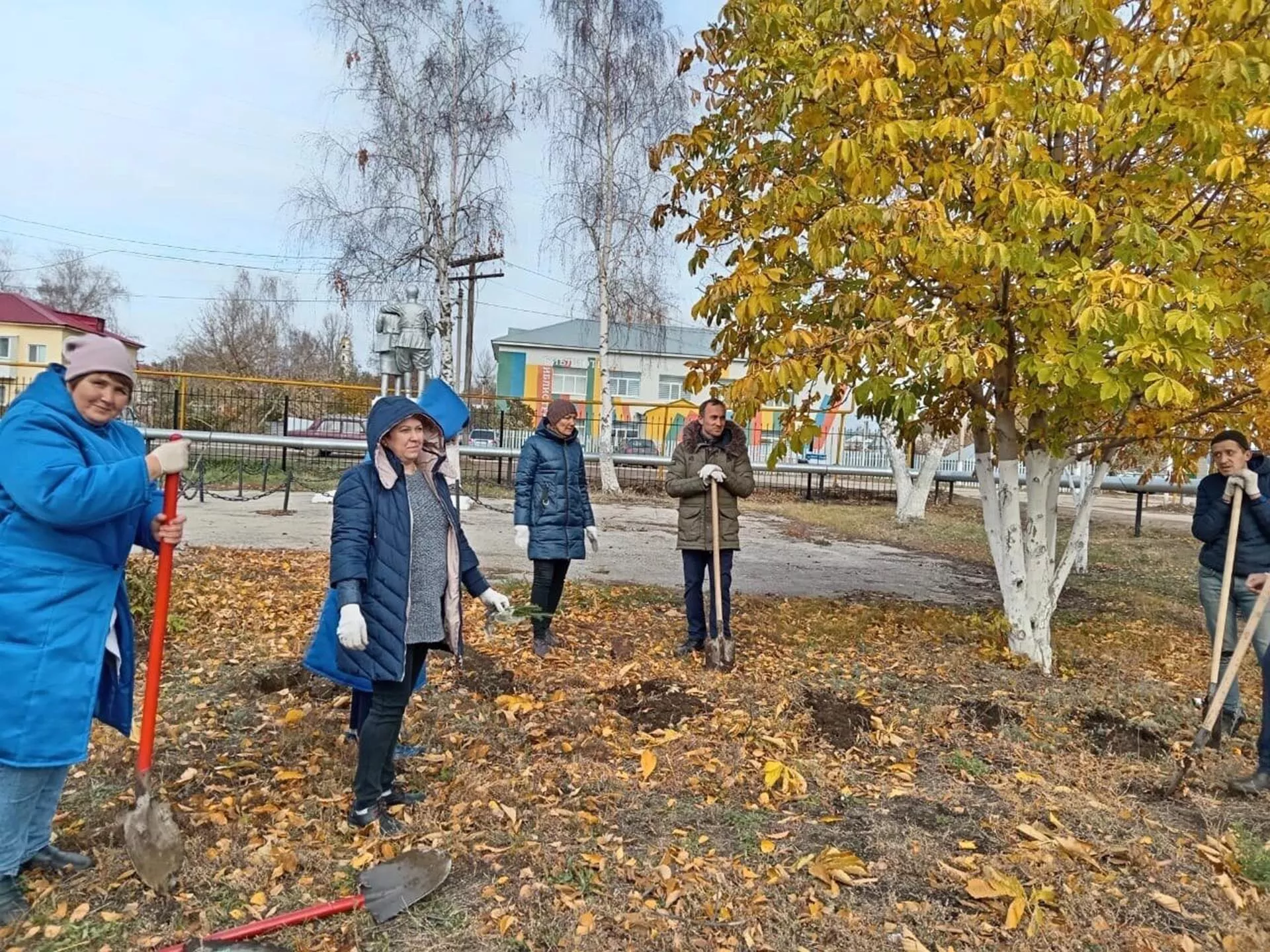 Сад Памяти больницы Богатовского района под&nbsp;Самарой пополнили новые деревья