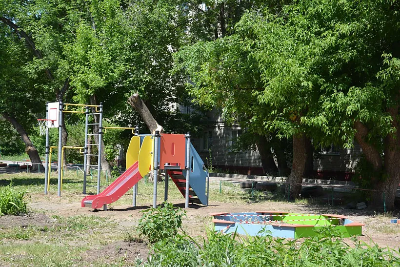 В&nbsp;трех дворах Барнаула обновили детские площадки