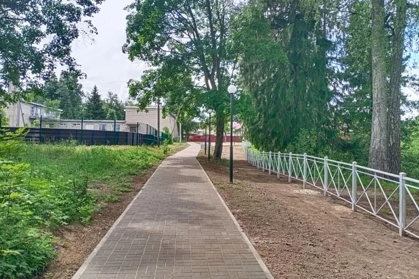 В&nbsp;Стругах Красных Псковской области обновили набережную реки Щировки