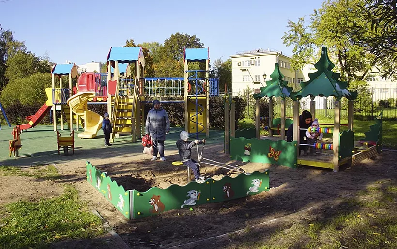 В&nbsp;Ушаковском сквере Петербурга расширили детскую игровую площадку