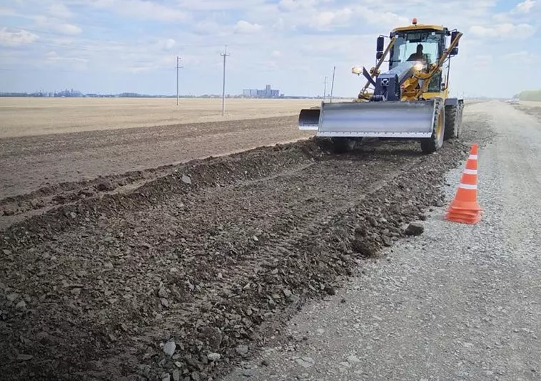 В&nbsp;Нововаршавском районе Омской области ремонтируют участок дороги