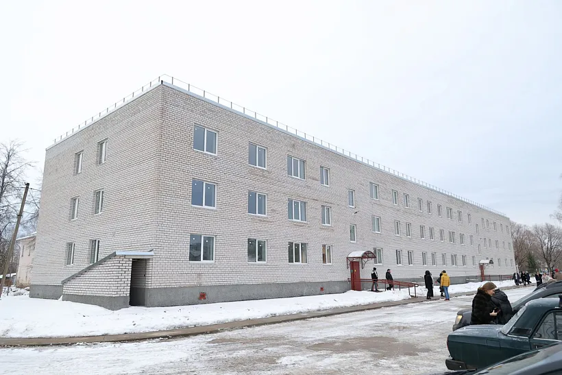 Семьи из&nbsp;новгородского поселка Пролетарий получили ключи от&nbsp;новых квартир