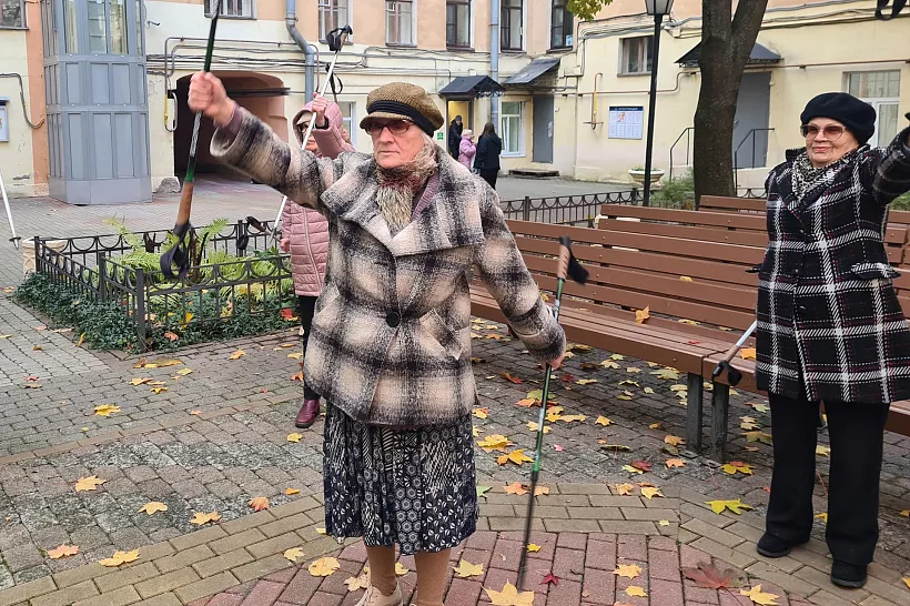Посетителей одного из&nbsp;соццентров Петербурга обучили скандинавской ходьбе