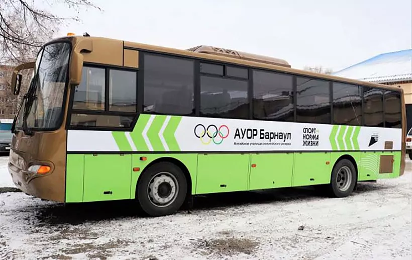 Спортшколы Алтайского края получили новые брендированные автобусы