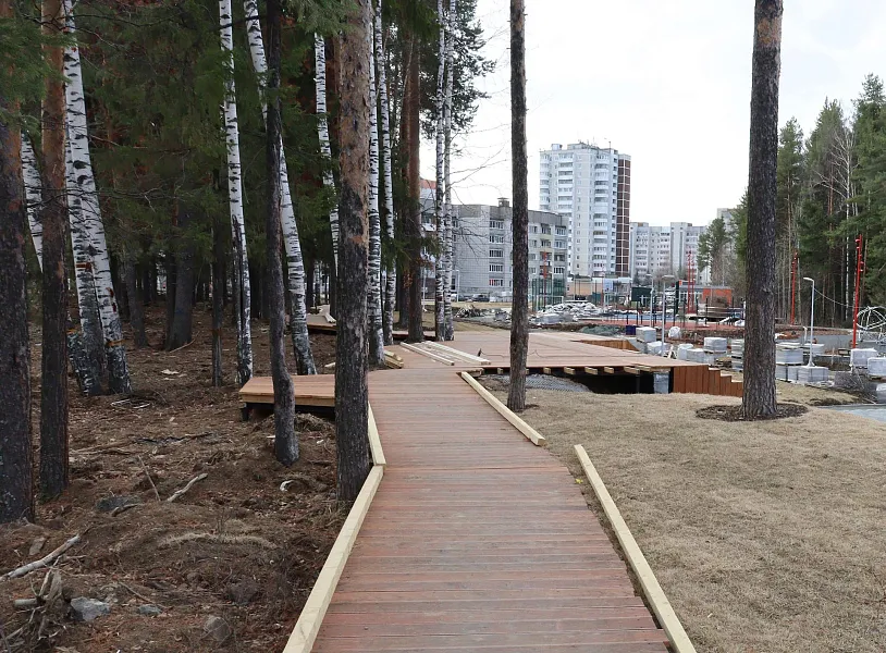 В&nbsp;городе Лесном на&nbsp;Урале продолжается благоустройство парковой зоны