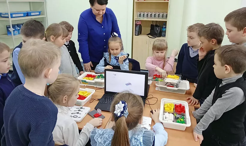 Школьники Дмитриевского района Курской области изучают робототехнику