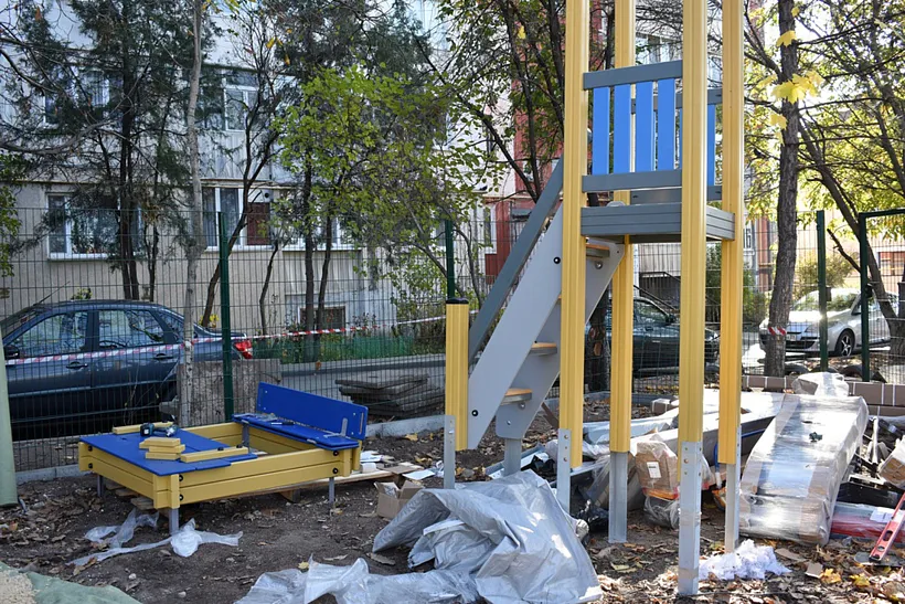 В&nbsp;Симферополе продолжается установка детских площадок