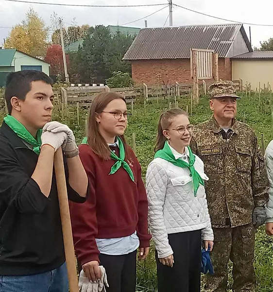 Юные жители поселка Тевриз Омской области посадили деревья в&nbsp;новом парке