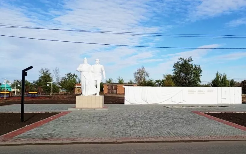 В&nbsp;саратовском поселке Дергачи обновили постамент героям Гражданской войны