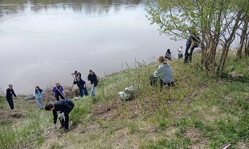 Жители города Верхотурье в&nbsp;Свердловской области очистили берег реки Туры