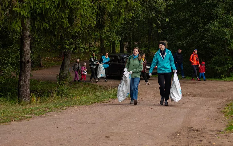Берег пруда очистили от&nbsp;мусора в&nbsp;петербургском городе Ломоносове