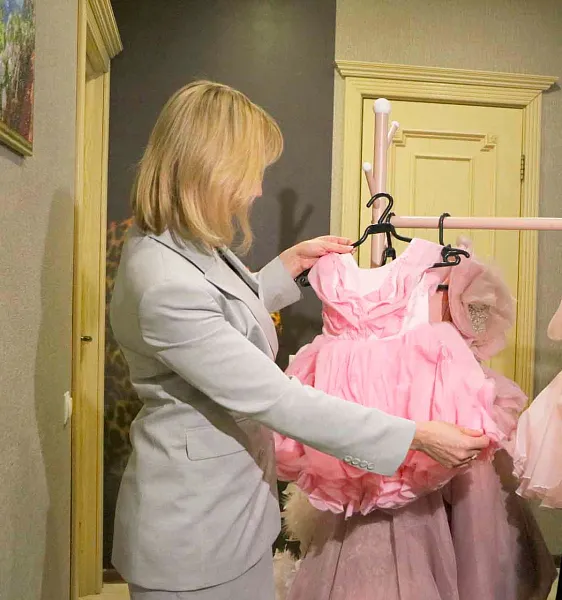 Новосибирка благодаря соцконтракту открыла пункт проката вечерних платьев