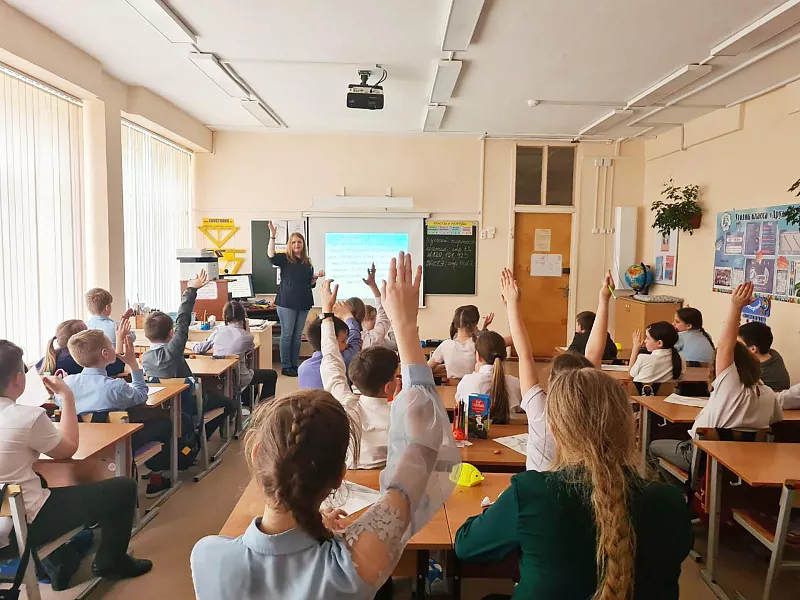 Школьников города Тихвина Ленинградской области обучили сортировке мусора