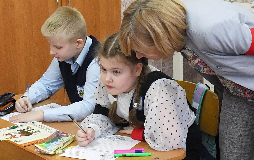 Школьники Курчалоя в&nbsp;Чечне поздравили учителей открытками благодарности