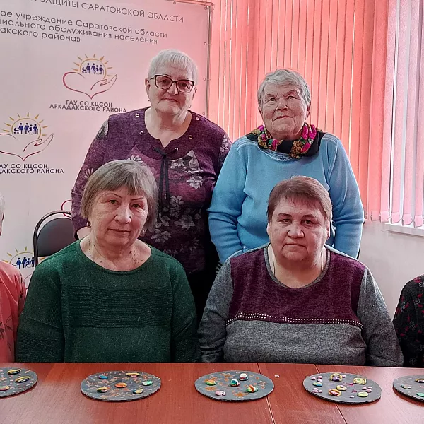 Саратовские пенсионеры на&nbsp;занятии по&nbsp;лепке сделали картину &laquo;Космос&raquo;
