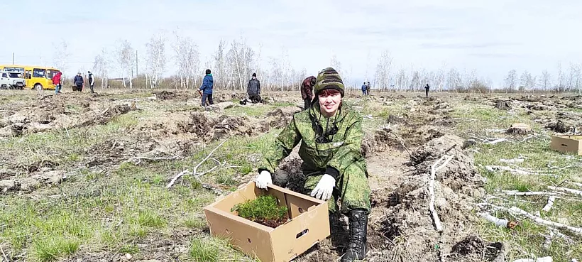 Более 100&nbsp;человек высадили Сад памяти в&nbsp;Называевске Омской области